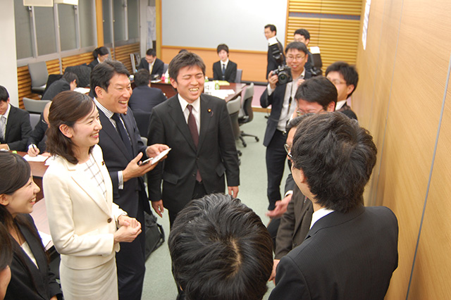 学生の皆さんが党本部へ